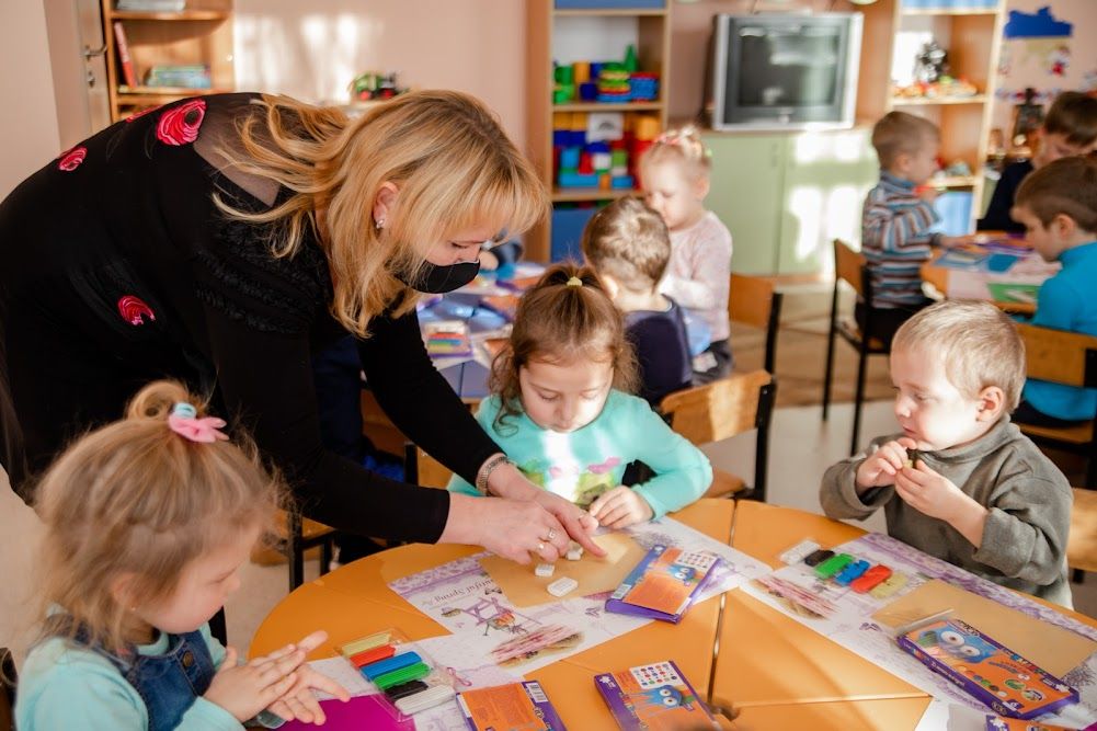 Теплое здание, разноцветные классы, уютный детский сад: как работает модернизированная школа №104 в Днепре