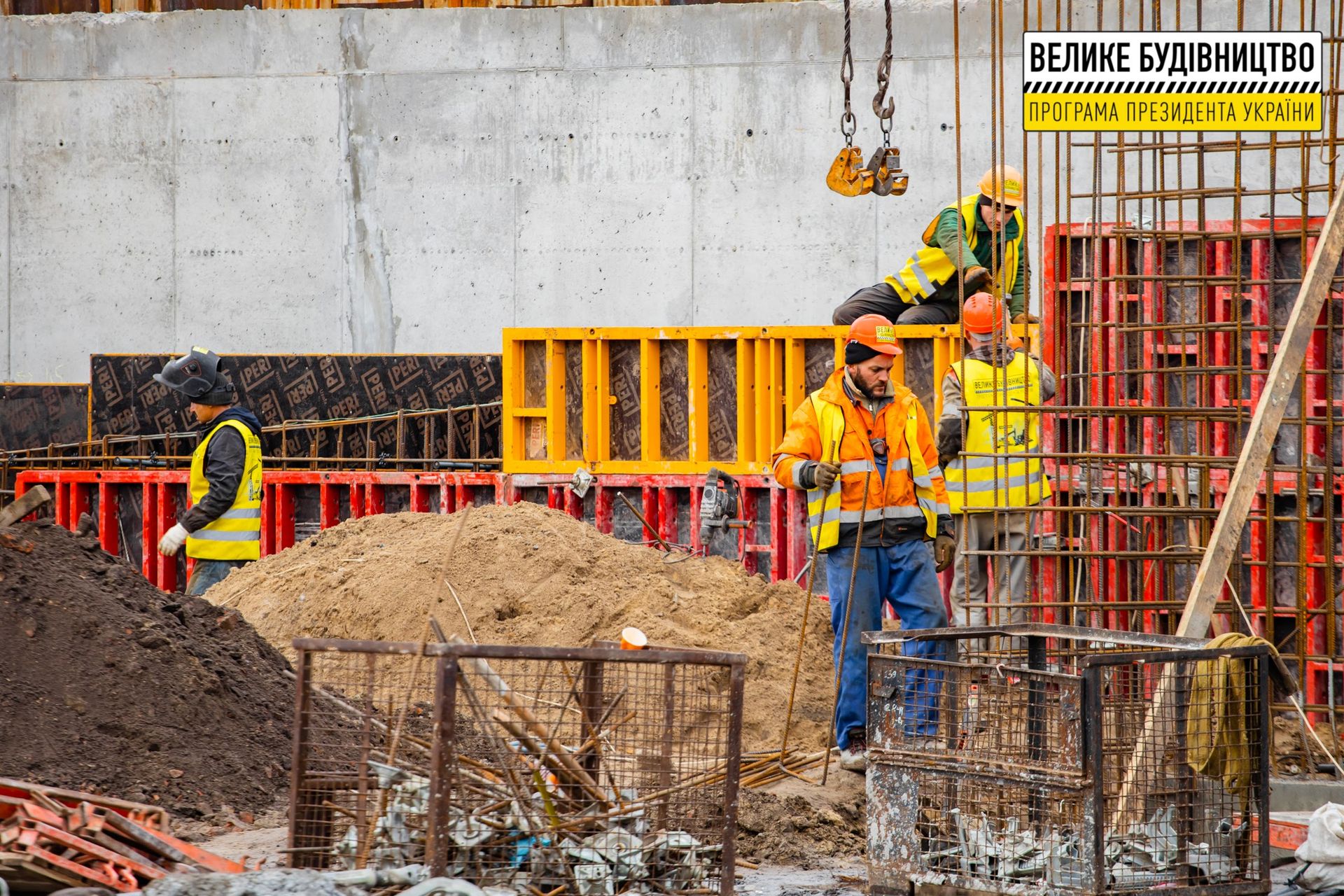 Главную спортивную арену Новомосковска обновляют впервые за полвека