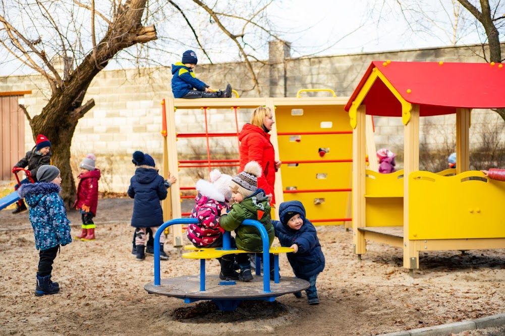 Теплое здание, разноцветные классы, уютный детский сад: как работает модернизированная школа №104 в Днепре