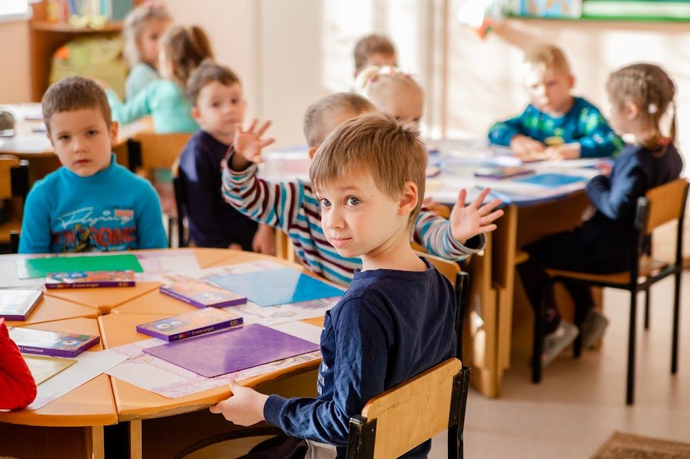 Теплое здание, разноцветные классы, уютный детский сад: как работает модернизированная школа №104 в Днепре