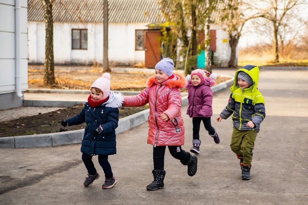 Теплое здание, разноцветные классы, уютный детский сад: как работает модернизированная школа №104 в Днепре