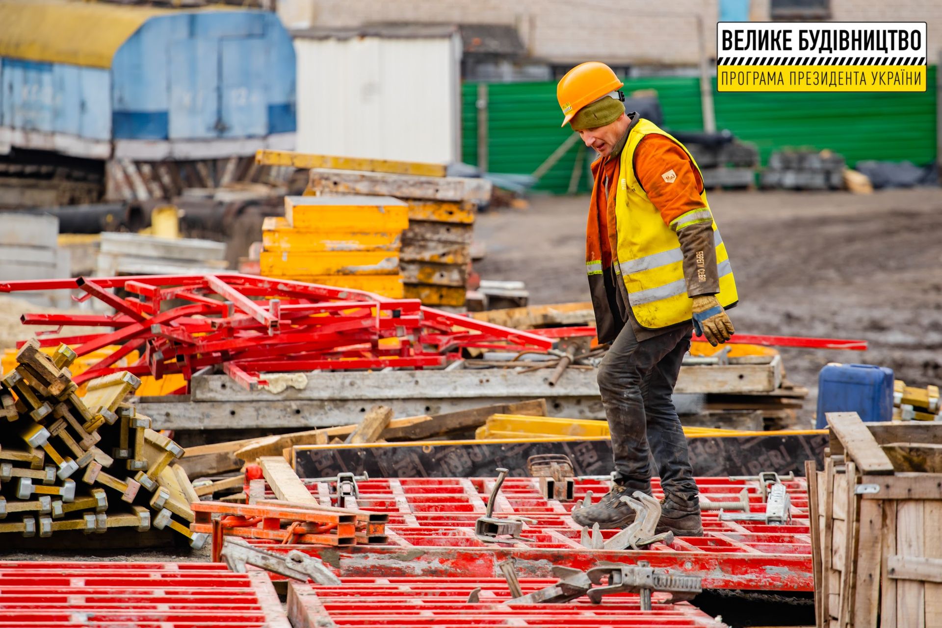 Главную спортивную арену Новомосковска обновляют впервые за полвека