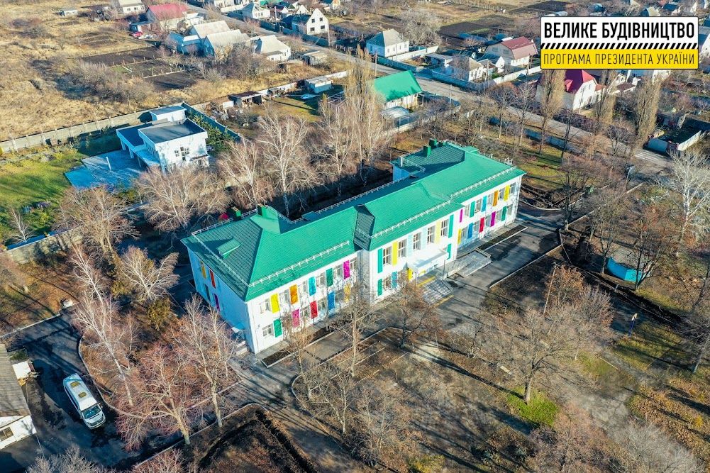 Теплое здание, разноцветные классы, уютный детский сад: как работает модернизированная школа №104 в Днепре