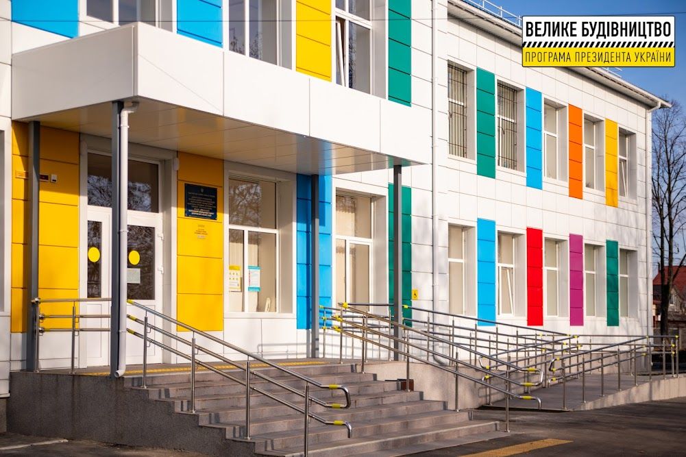 Теплое здание, разноцветные классы, уютный детский сад: как работает модернизированная школа №104 в Днепре