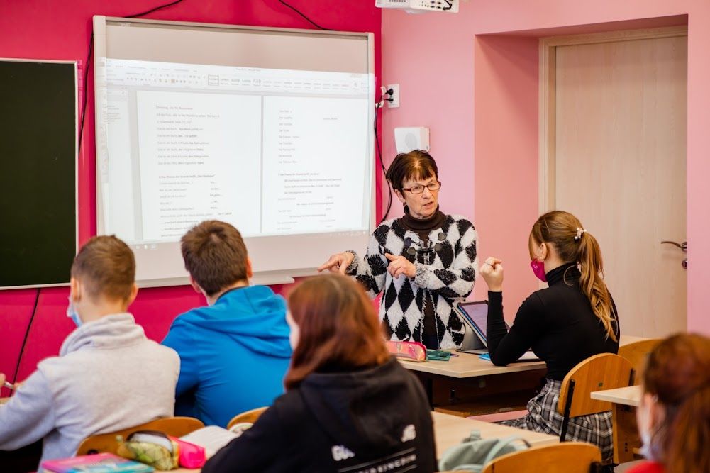 Теплое здание, разноцветные классы, уютный детский сад: как работает модернизированная школа №104 в Днепре