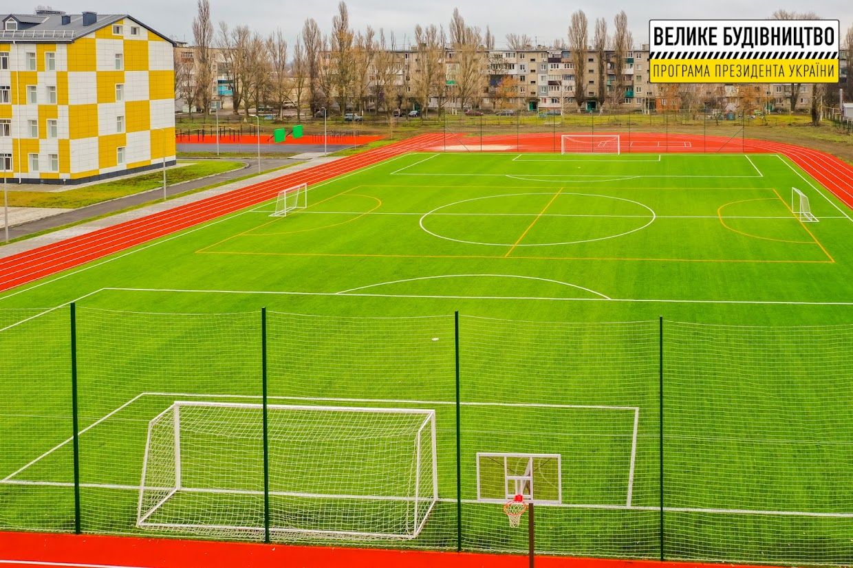 В Перещепино обновили стадион школы №1