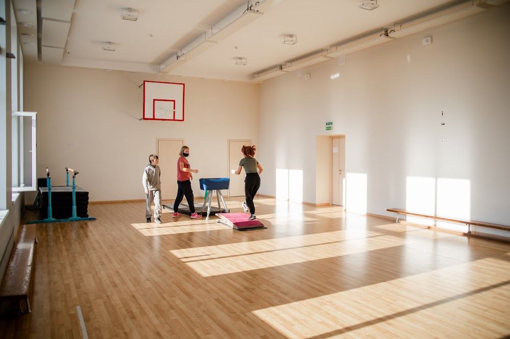 Теплое здание, разноцветные классы, уютный детский сад: как работает модернизированная школа №104 в Днепре