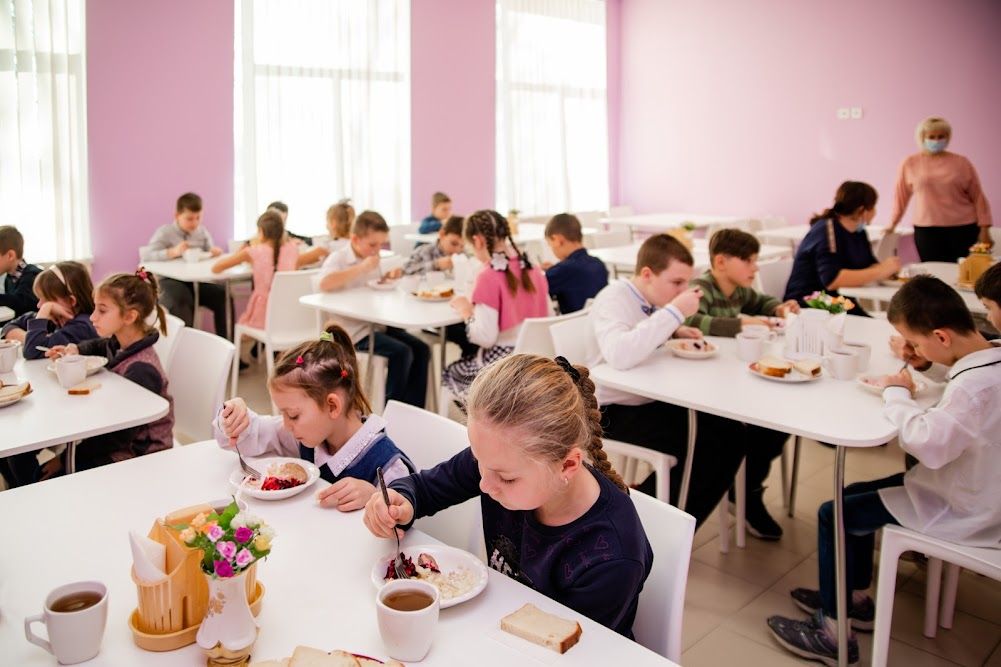 Теплое здание, разноцветные классы, уютный детский сад: как работает модернизированная школа №104 в Днепре