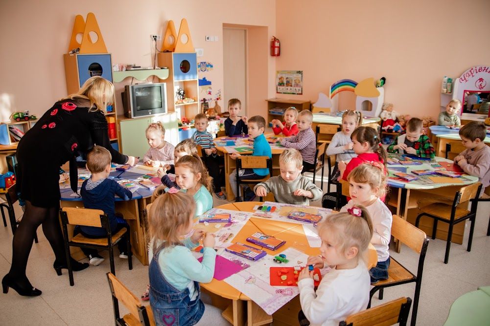 Теплое здание, разноцветные классы, уютный детский сад: как работает модернизированная школа №104 в Днепре