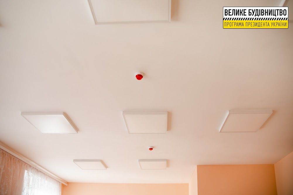 Теплое здание, разноцветные классы, уютный детский сад: как работает модернизированная школа №104 в Днепре