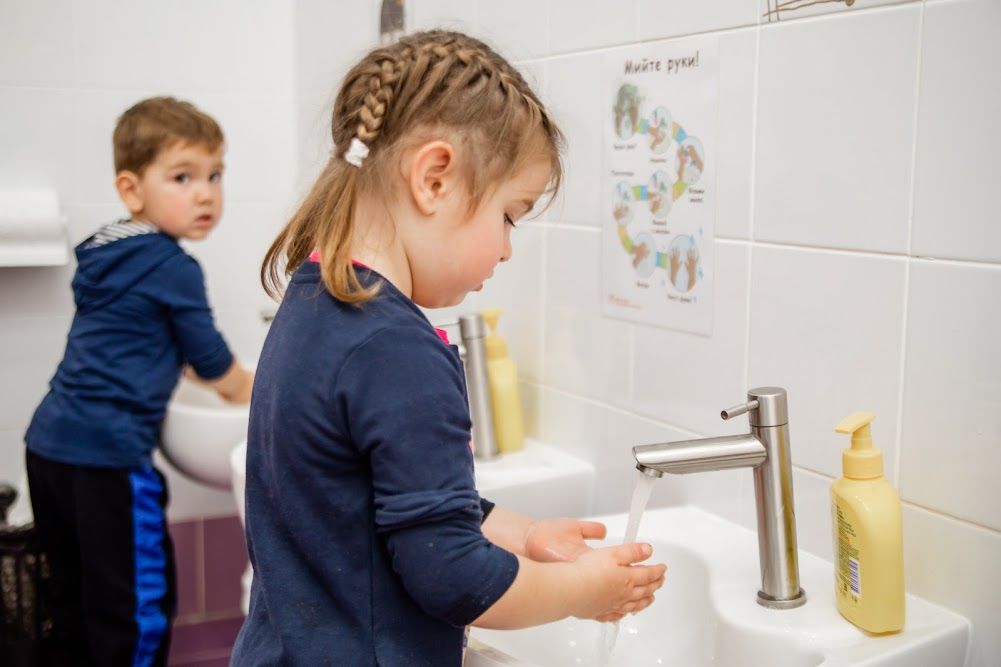 Теплое здание, разноцветные классы, уютный детский сад: как работает модернизированная школа №104 в Днепре