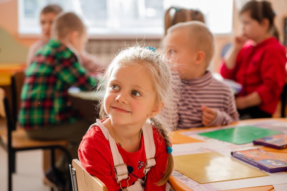 Теплое здание, разноцветные классы, уютный детский сад: как работает модернизированная школа №104 в Днепре