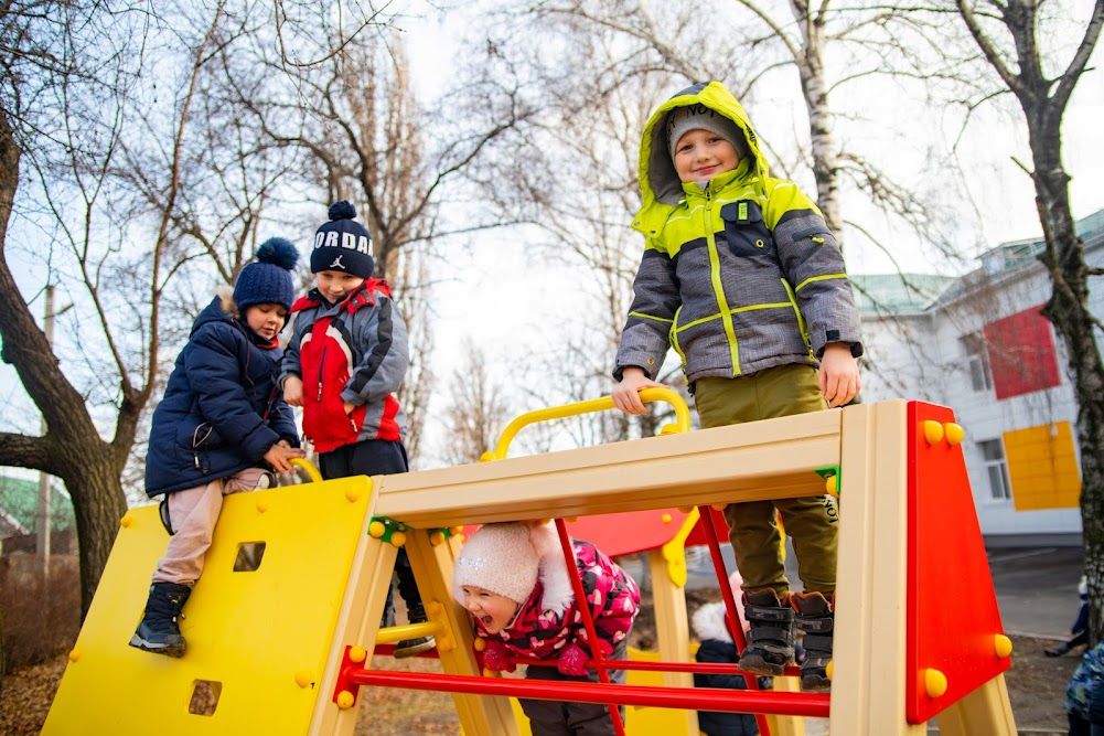 Теплое здание, разноцветные классы, уютный детский сад: как работает модернизированная школа №104 в Днепре