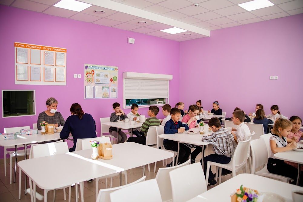 Теплое здание, разноцветные классы, уютный детский сад: как работает модернизированная школа №104 в Днепре