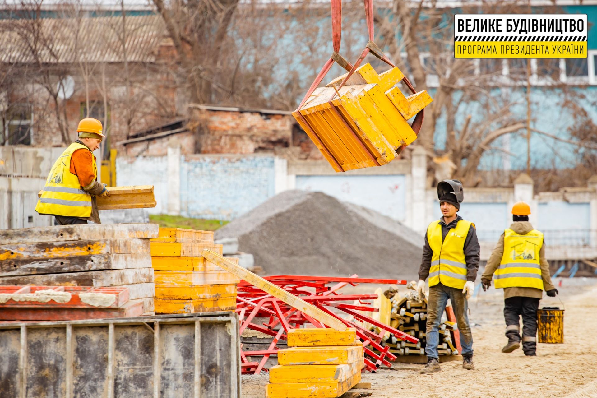Главную спортивную арену Новомосковска обновляют впервые за полвека