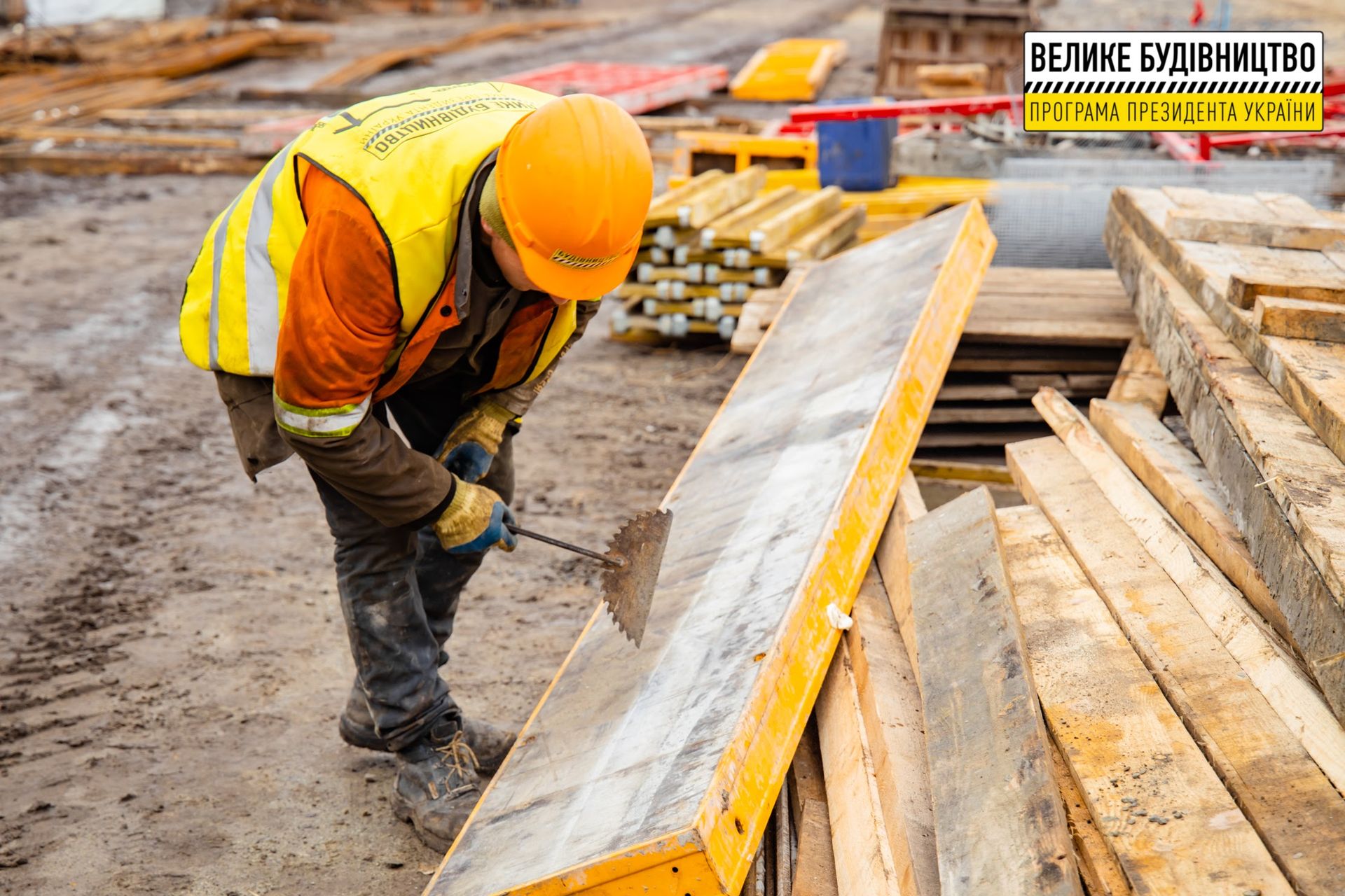 Главную спортивную арену Новомосковска обновляют впервые за полвека