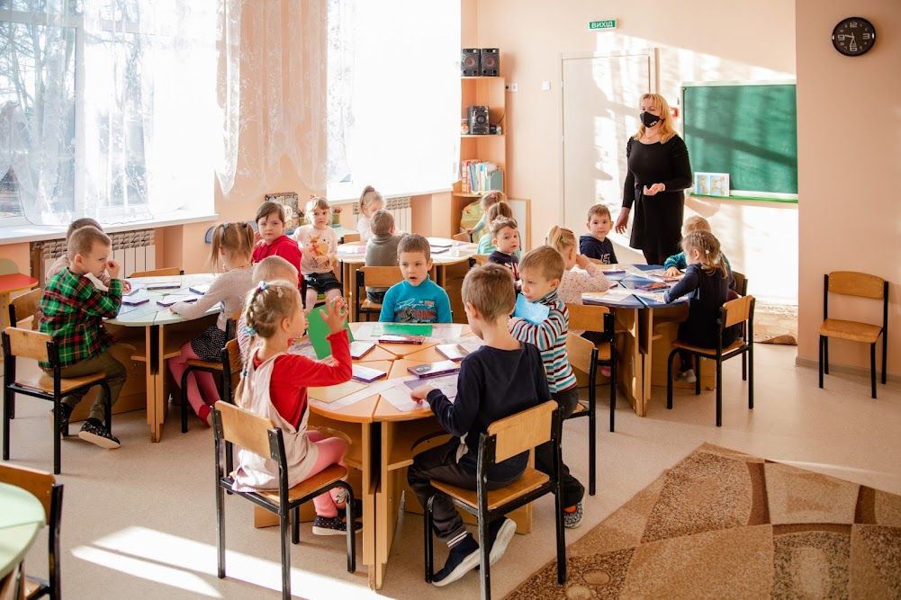 Теплое здание, разноцветные классы, уютный детский сад: как работает модернизированная школа №104 в Днепре