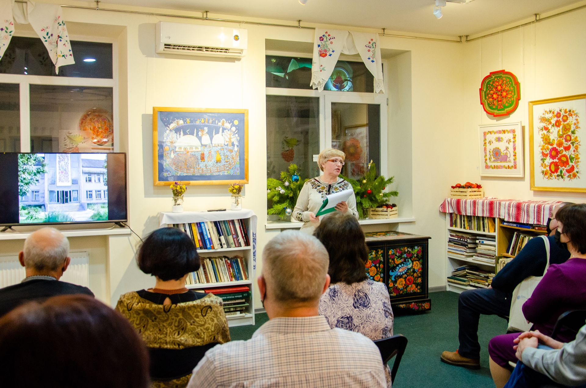 В Днепровском музее украинской живописи стартовала культурно-художественная акция «Праздничная Петриковка»