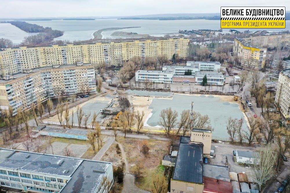 В Днепре рядом со школой №35 обустраивают современный стадион