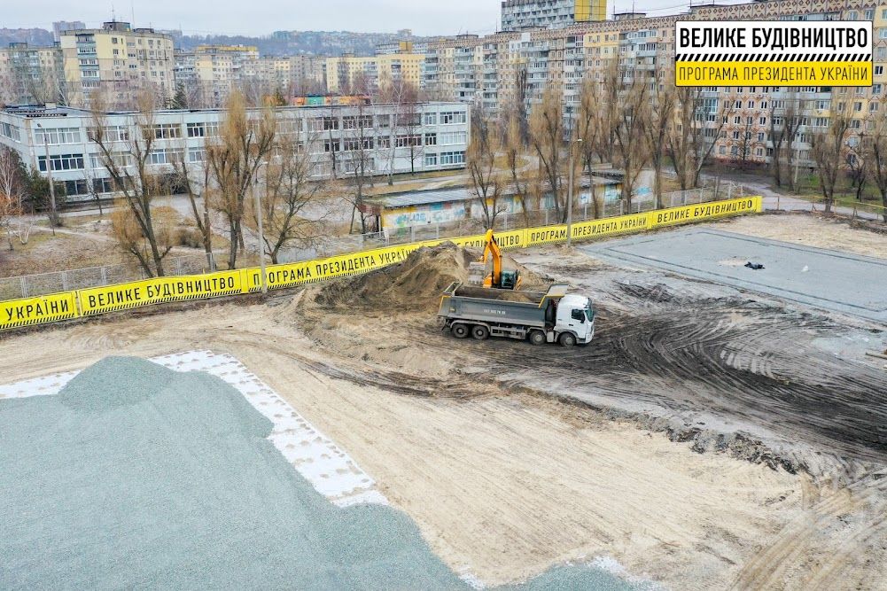 В Днепре рядом со школой №35 обустраивают современный стадион