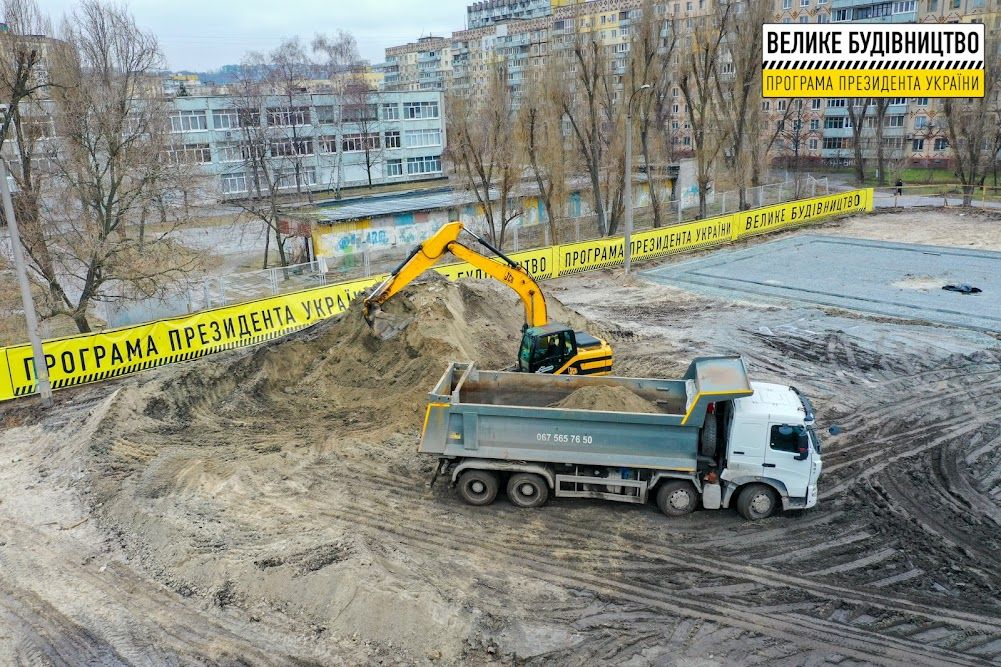 В Днепре рядом со школой №35 обустраивают современный стадион
