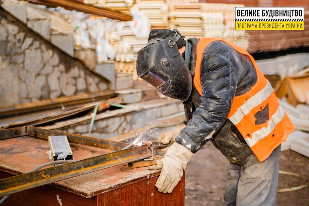 Криворожскую школу №4 превращают в стильную и безбарьерную