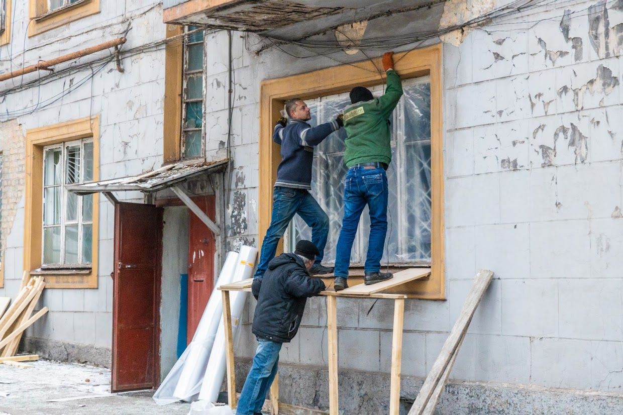 Днепровские коммунальщики приводят в порядок поврежденные утренними обстрелами дома