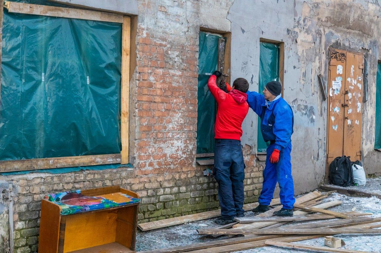 Днепровские коммунальщики приводят в порядок поврежденные утренними обстрелами дома