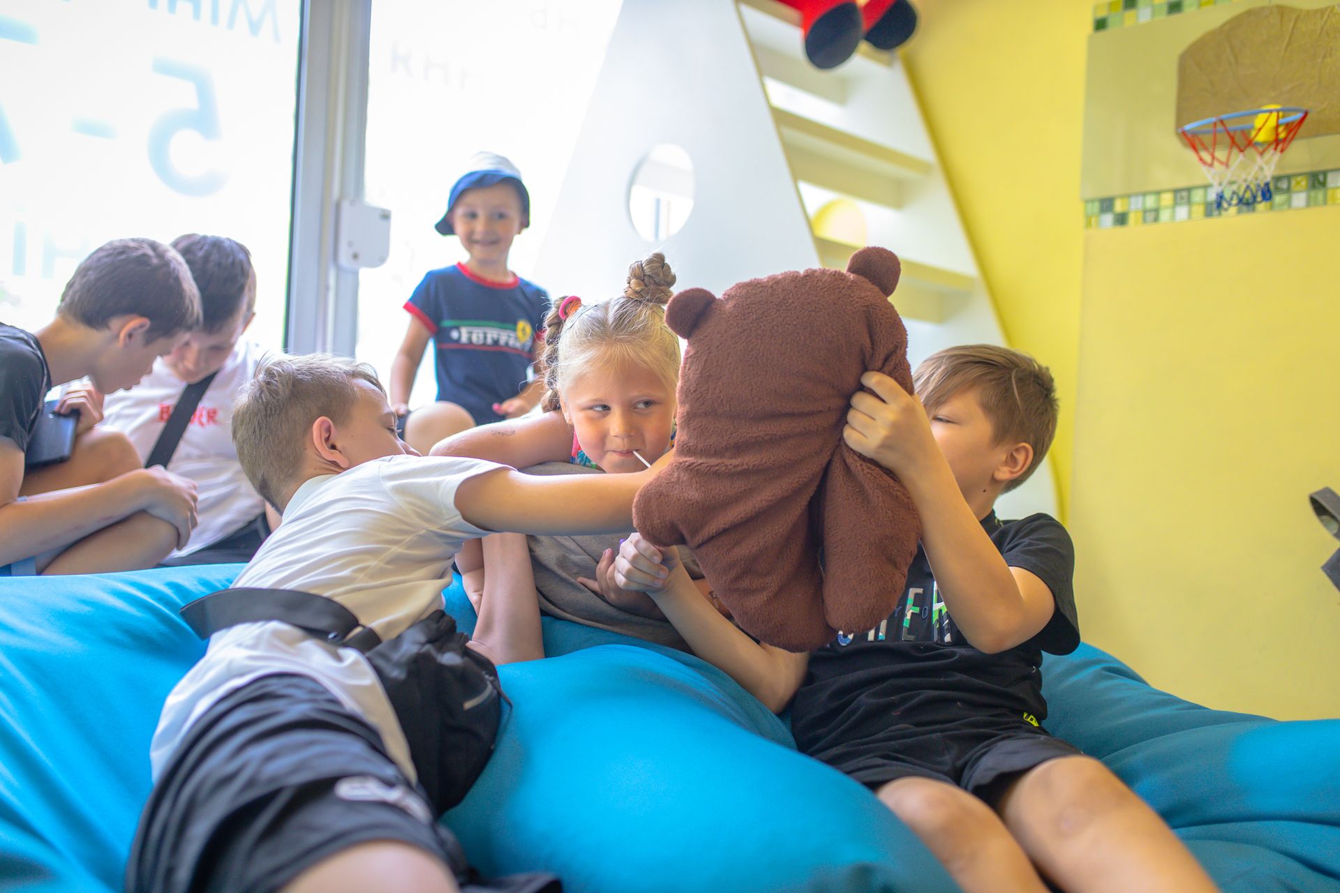 В Днепре для детей-переселенцев проводят бесплатные занятия