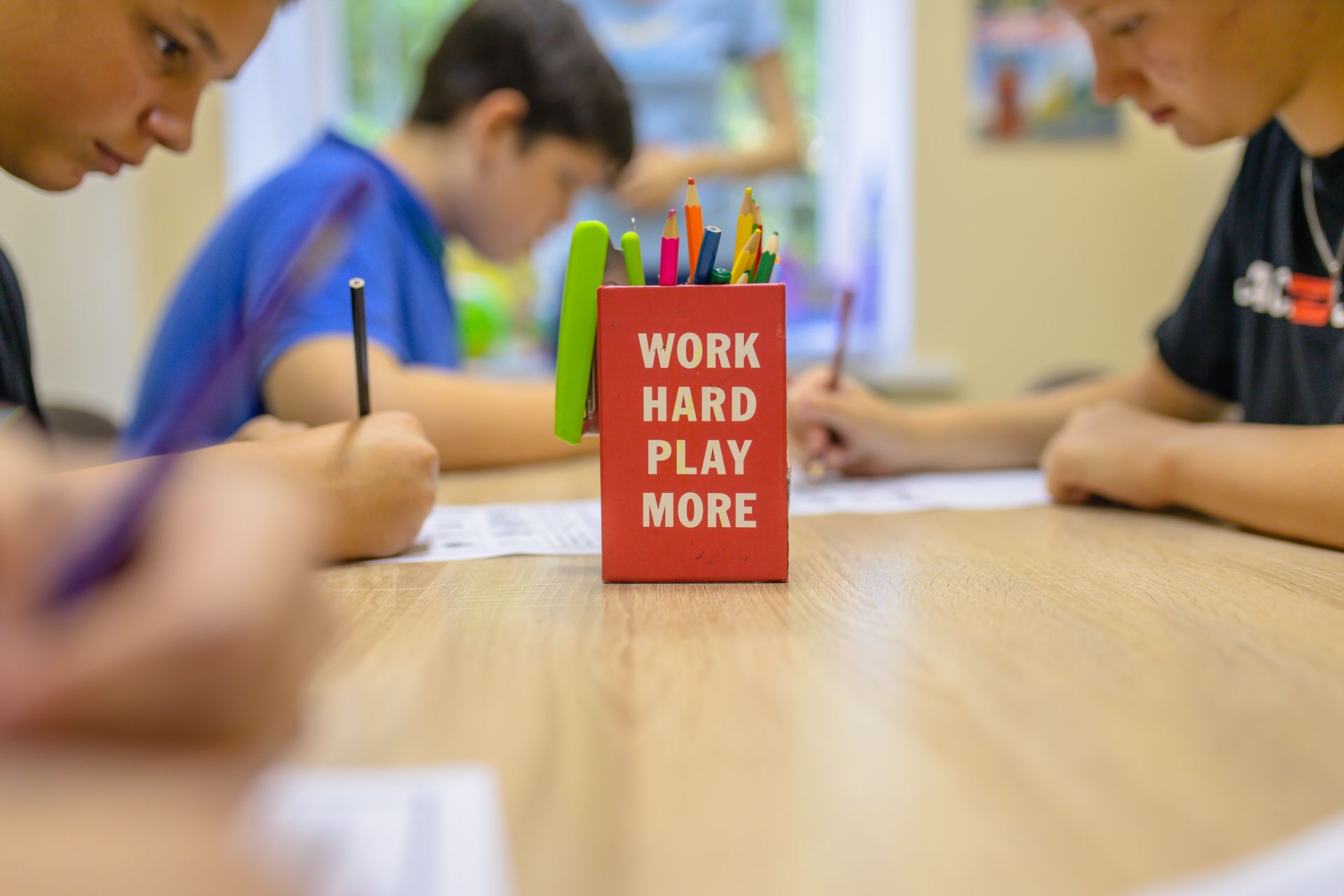 В Днепре для детей-переселенцев проводят бесплатные занятия