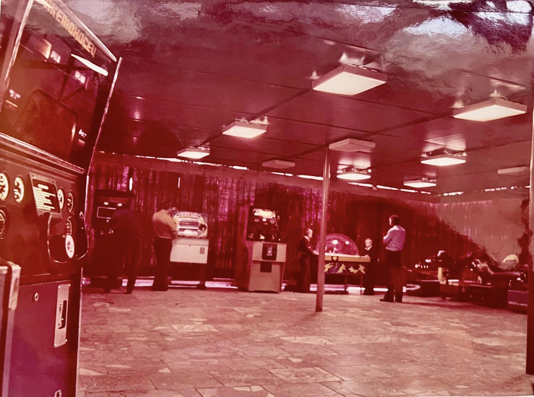 По Дніпру колись їздив тролейбус гральними атракціонами: який він мав вигляд