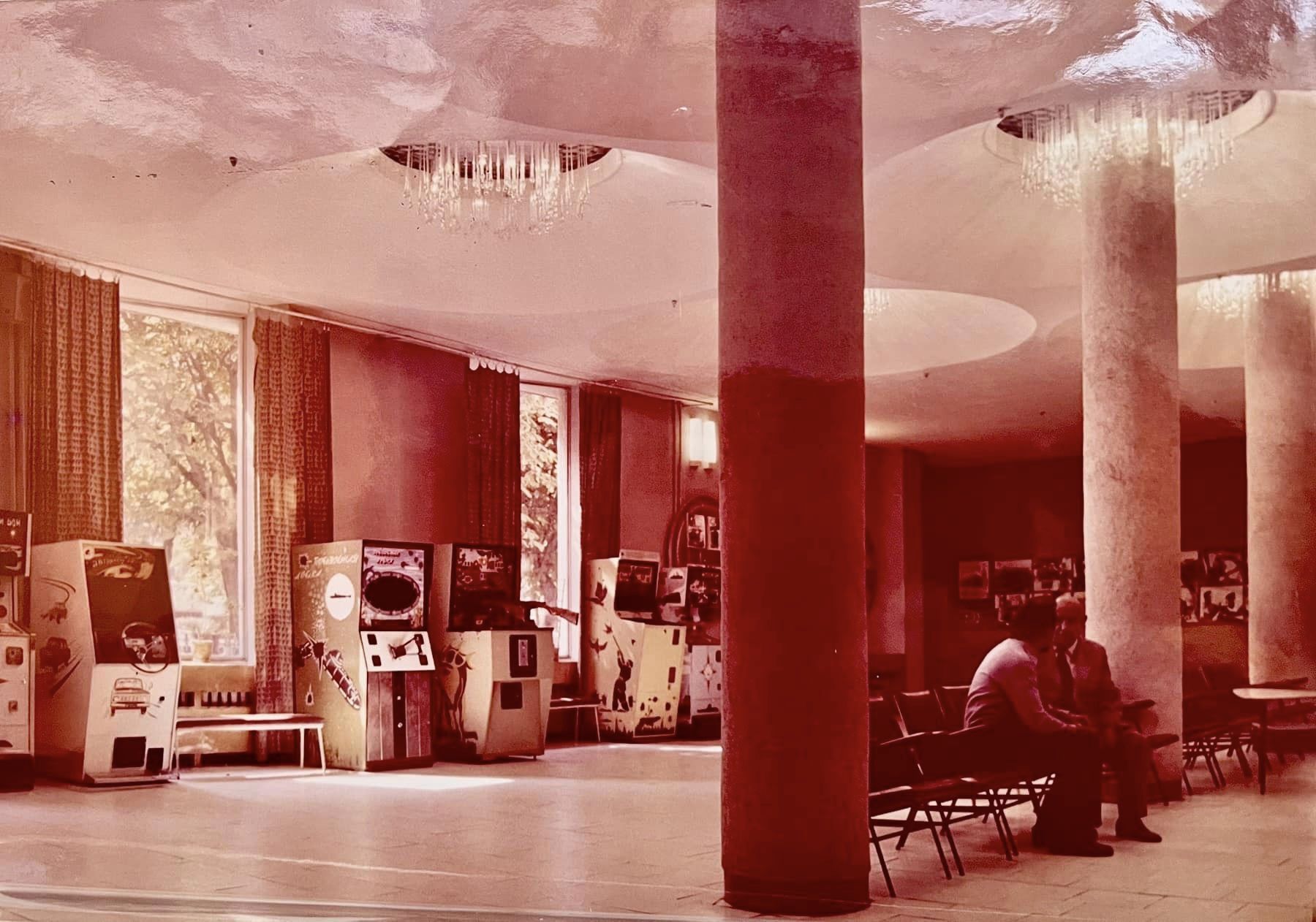 По Дніпру колись їздив тролейбус гральними атракціонами: який він мав вигляд