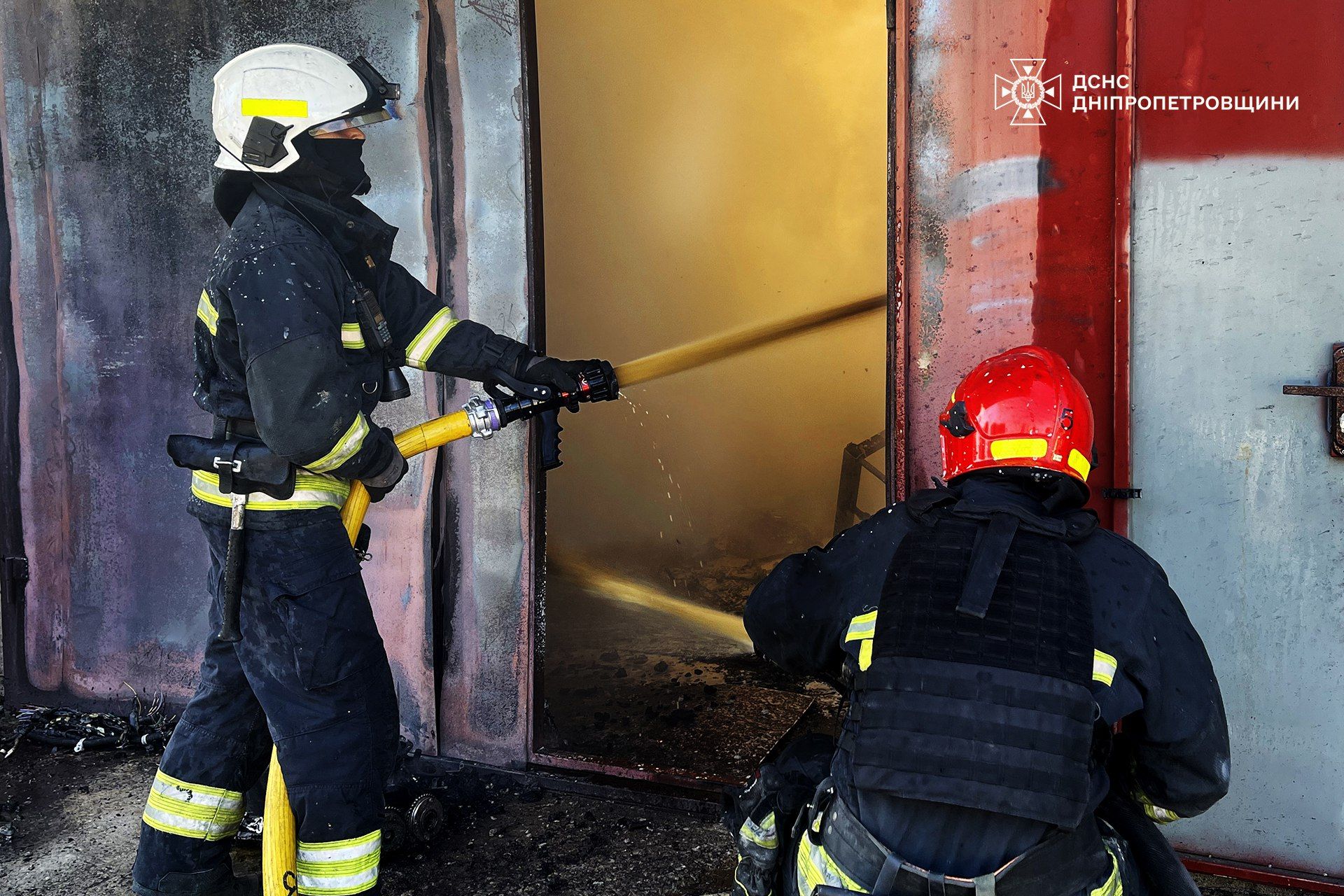 У ДСНС показали фото з місця влучання уламків ударного дрону в Дніпровському районі