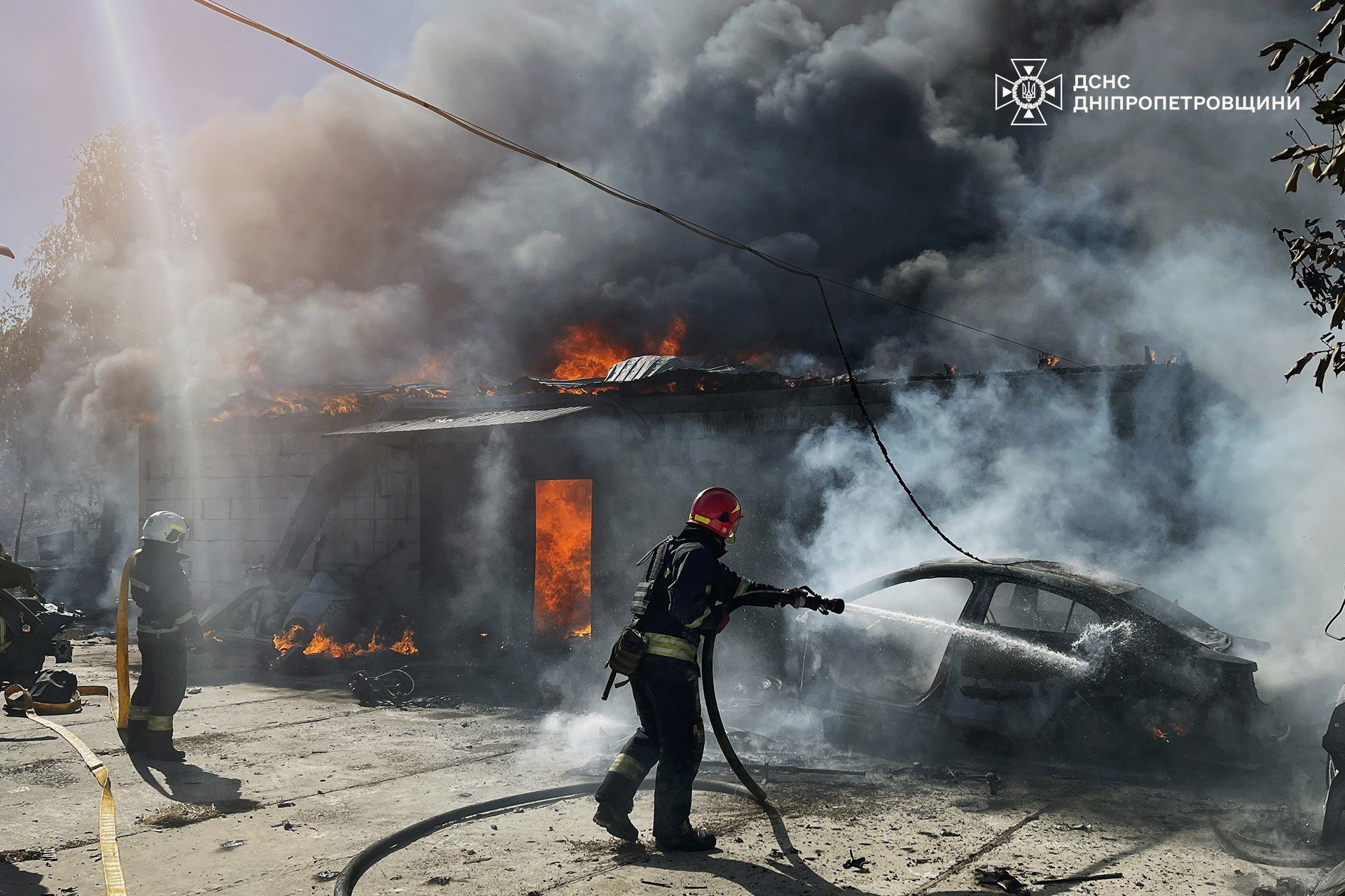У ДСНС показали фото з місця влучання уламків ударного дрону в Дніпровському районі