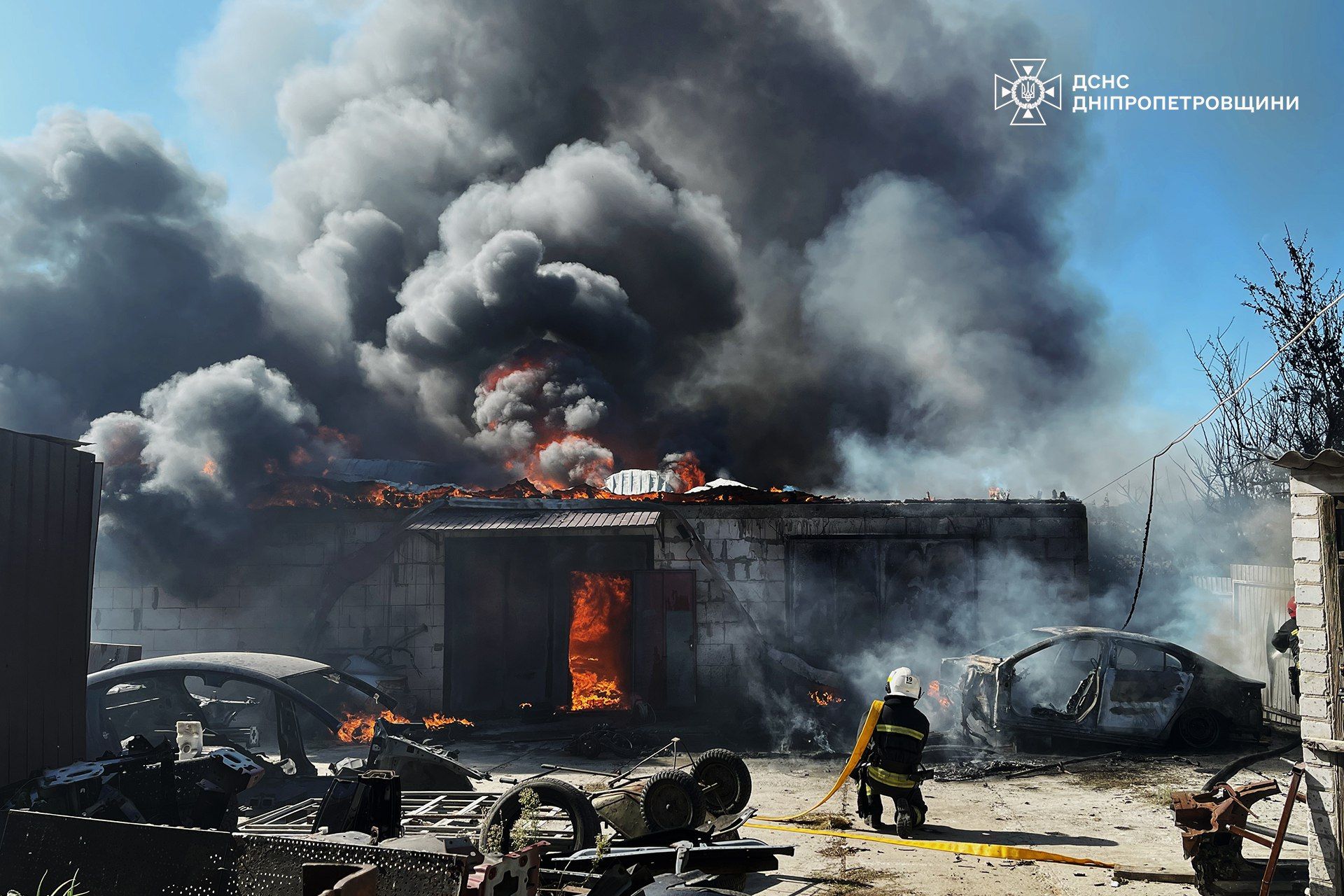 У ДСНС показали фото з місця влучання уламків ударного дрону в Дніпровському районі