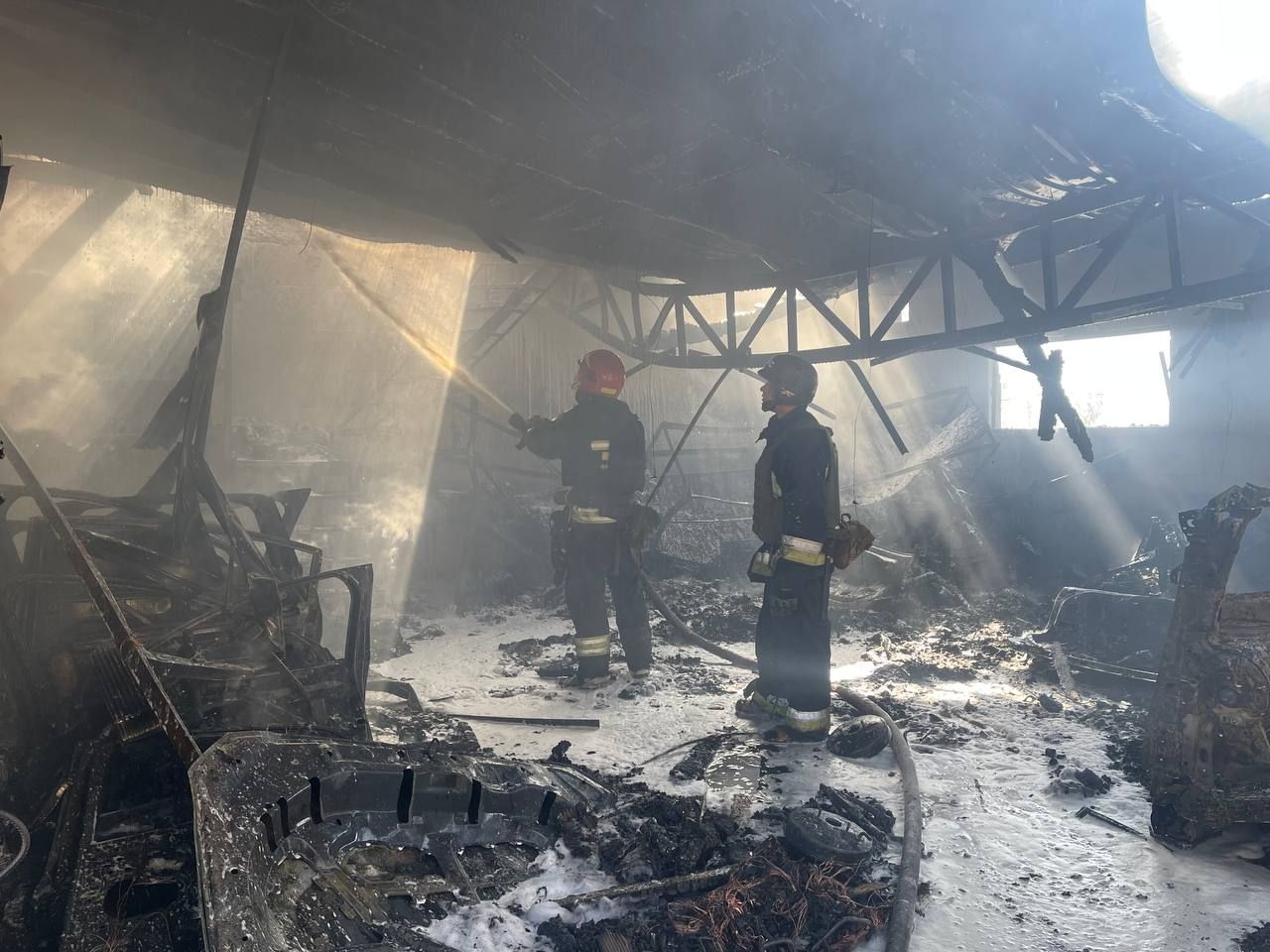 У ДСНС показали фото з місця влучання уламків ударного дрону в Дніпровському районі