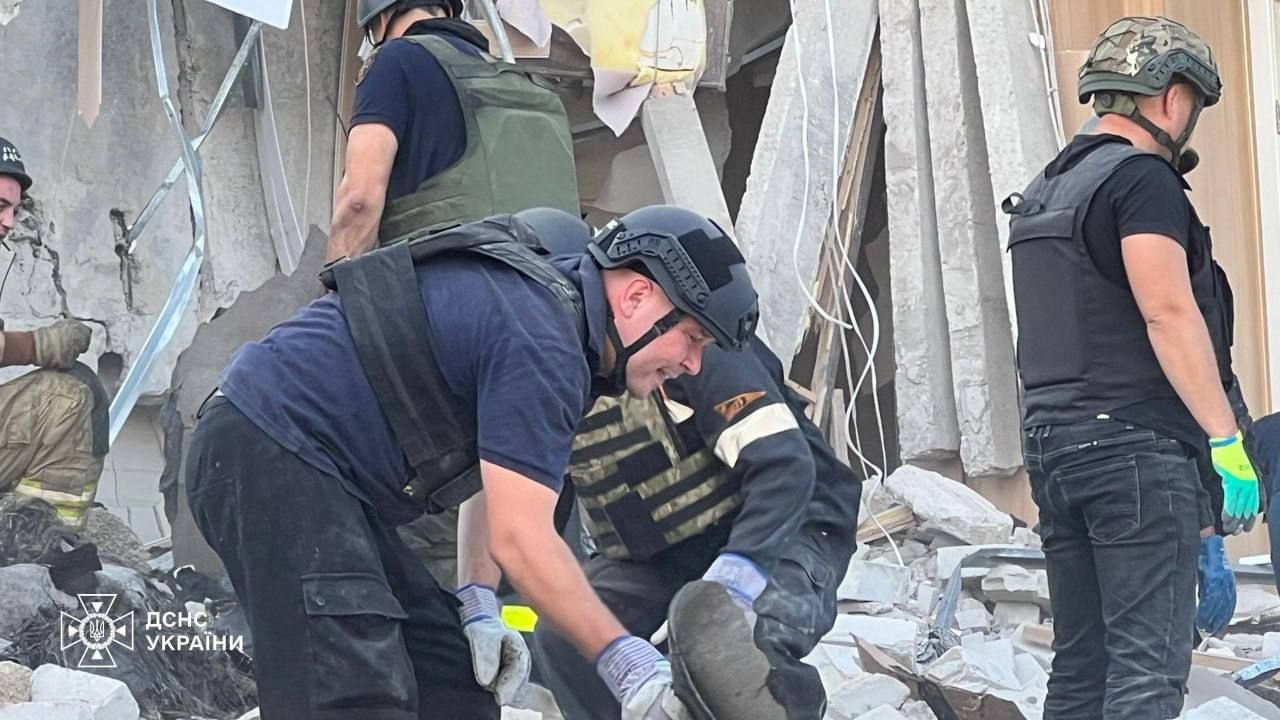 У Кривому Розі під завалами адмінбудівлі знайшли тіло жінки 