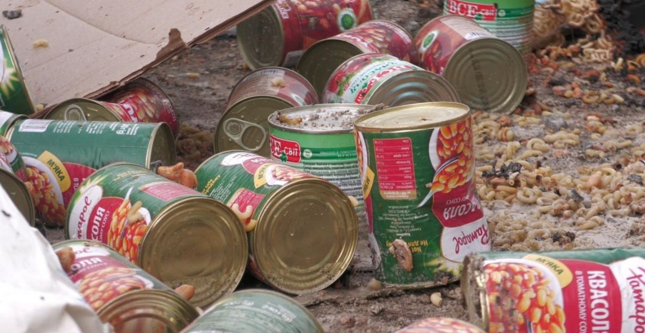 На Дніпропетровщині невідомі викинули та хотіли спалити "гору" гуманітарки 