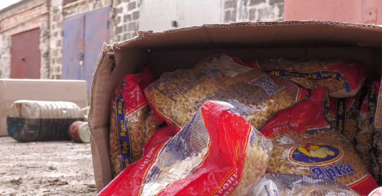 На Дніпропетровщині невідомі викинули та хотіли спалити "гору" гуманітарки 