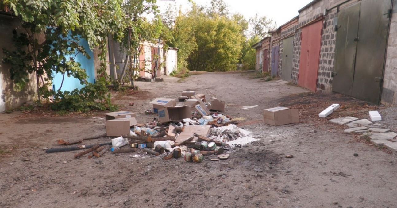 На Дніпропетровщині невідомі викинули та хотіли спалити "гору" гуманітарки 