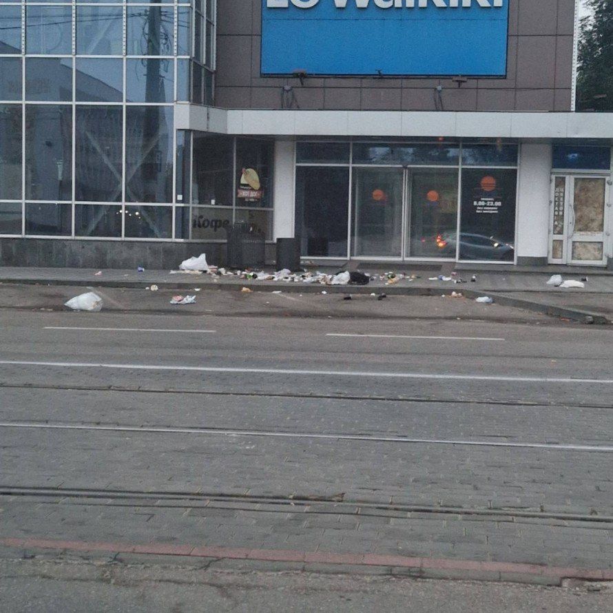 У Кам'янському невідома банда влаштувала сміттєвий дебош