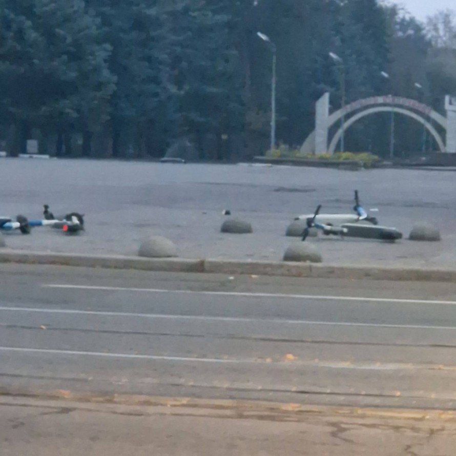 У Кам'янському невідома банда влаштувала сміттєвий дебош