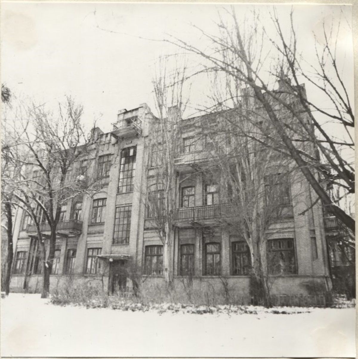 ul-akinfeva-fch-23___36440598054-015-z103-768x771