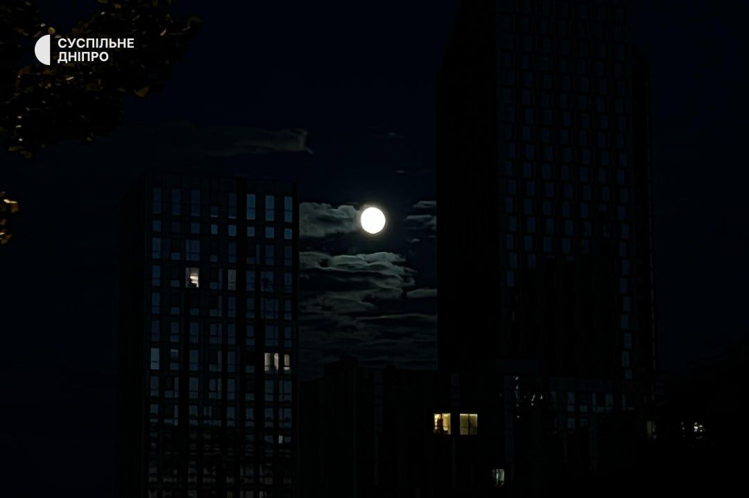 Над Днепром взошел октябрьский Супермесяц: фото