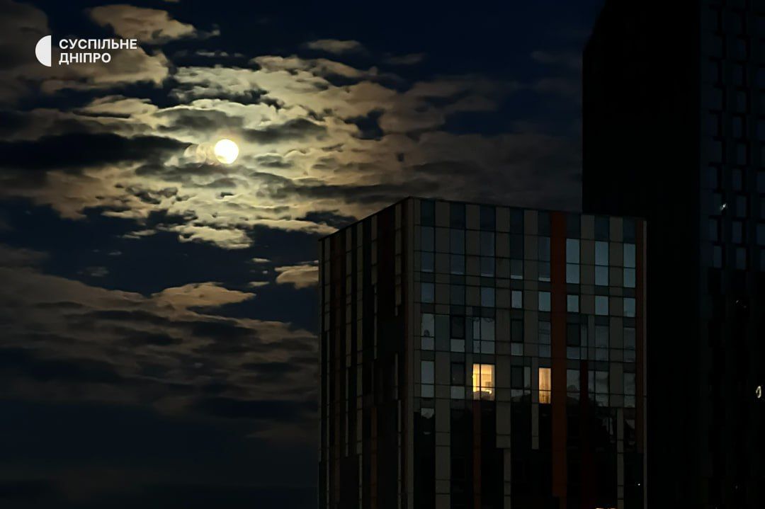 Над Днепром взошел октябрьский Супермесяц: фото