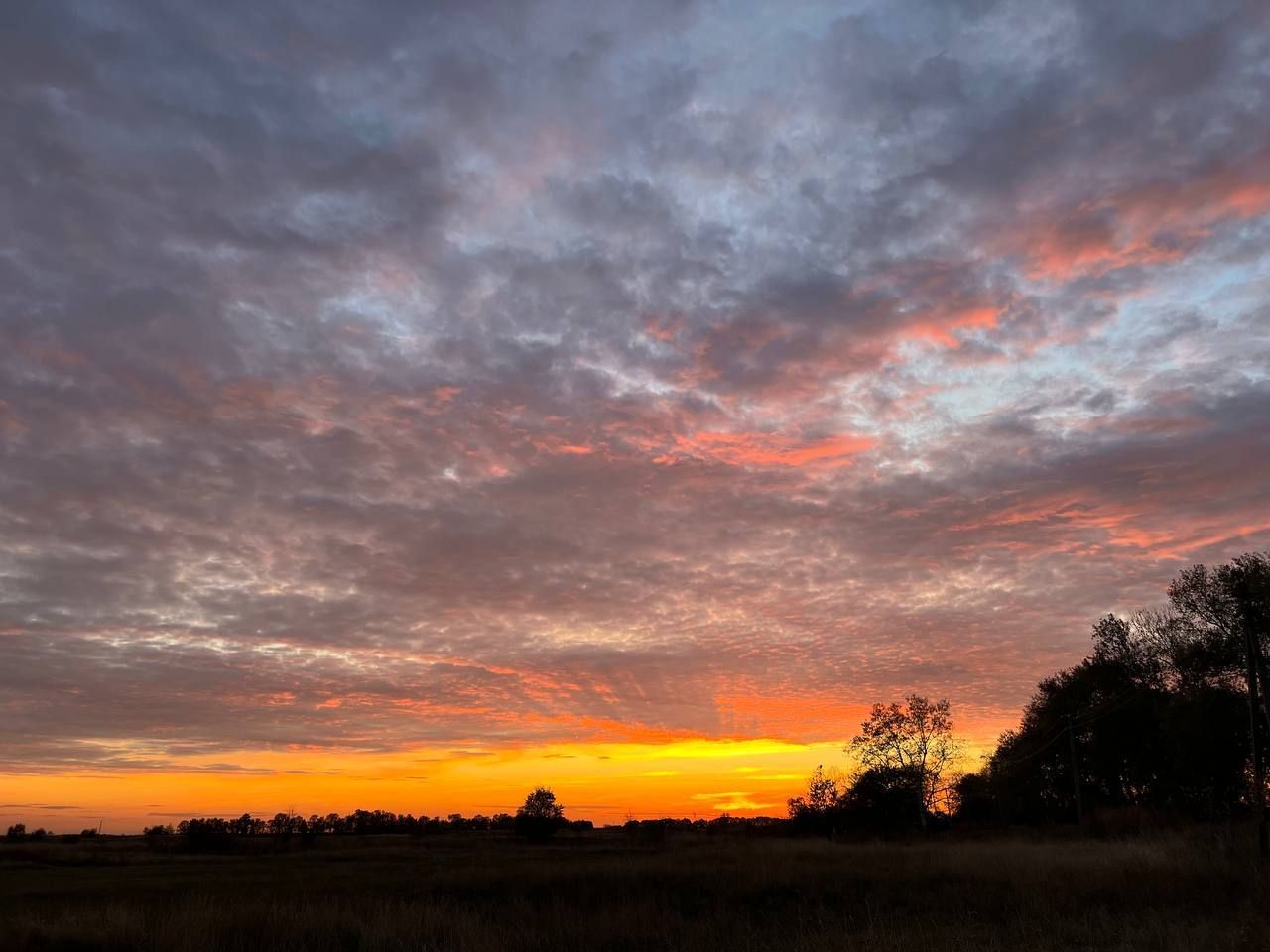 У Дніпрі зафіксували неймовірний захід сонця: приголомшливі фото