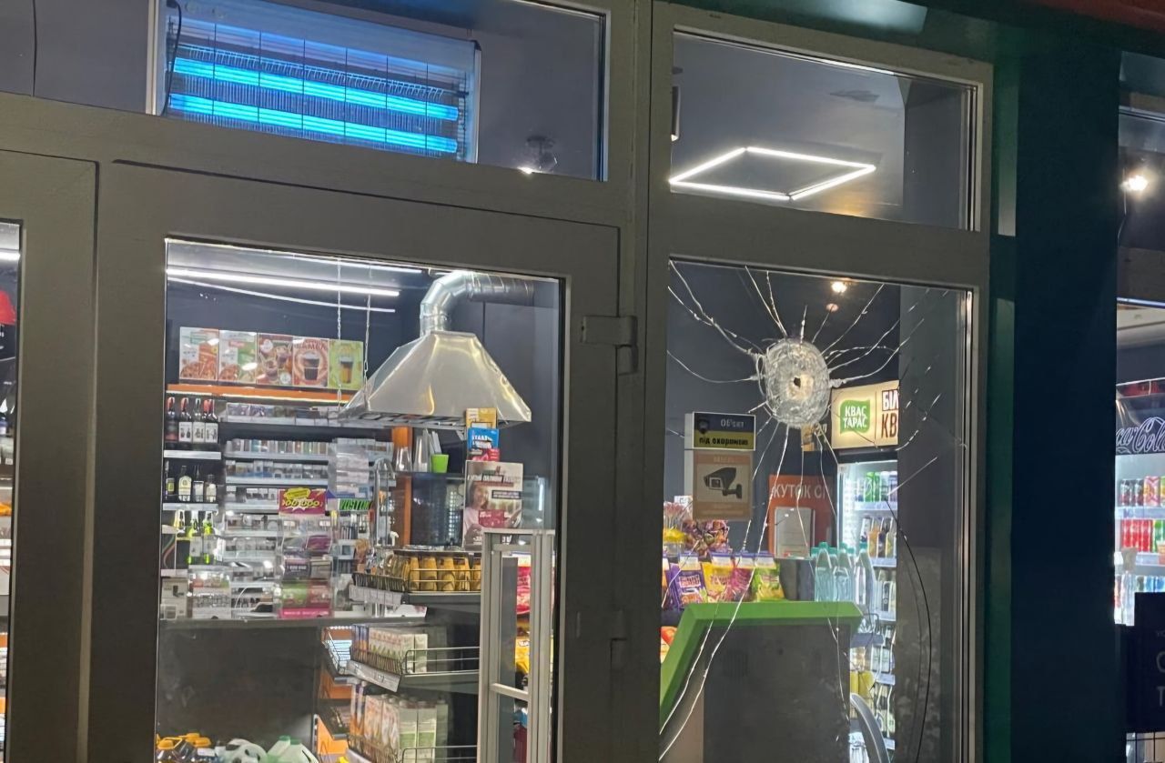 Оккупанты обстреляли два района Днепропетровщины: повреждены автобусы и АЗС