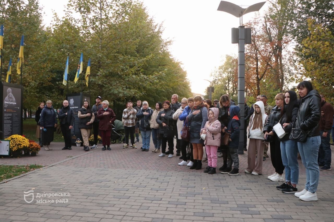 У Дніпрі у сквері Героїв оновили меморіал загиблим захисникам