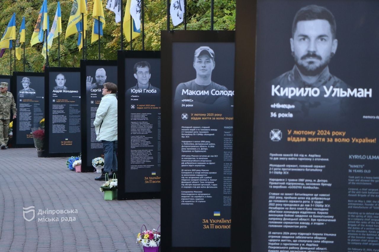 У Дніпрі у сквері Героїв оновили меморіал загиблим захисникам