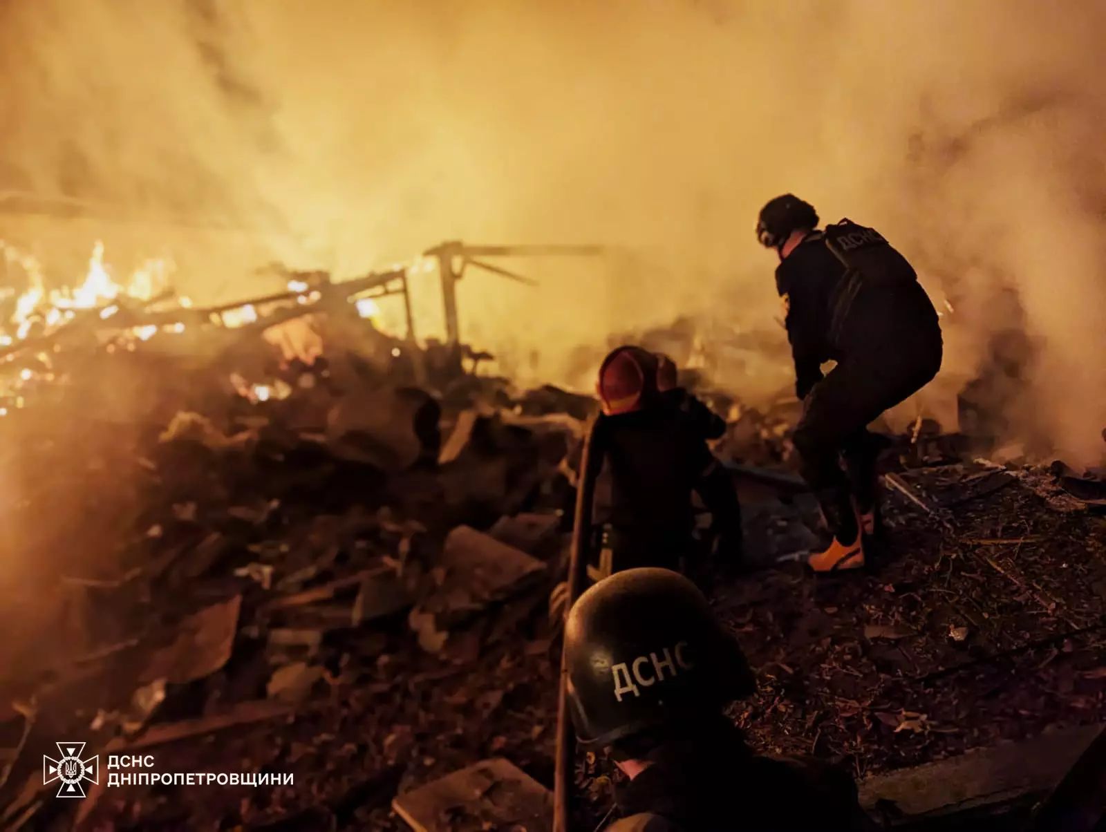 Повреждены дом, клиника и авто: появились фото последствий ракетной атаки на Кривой Рог